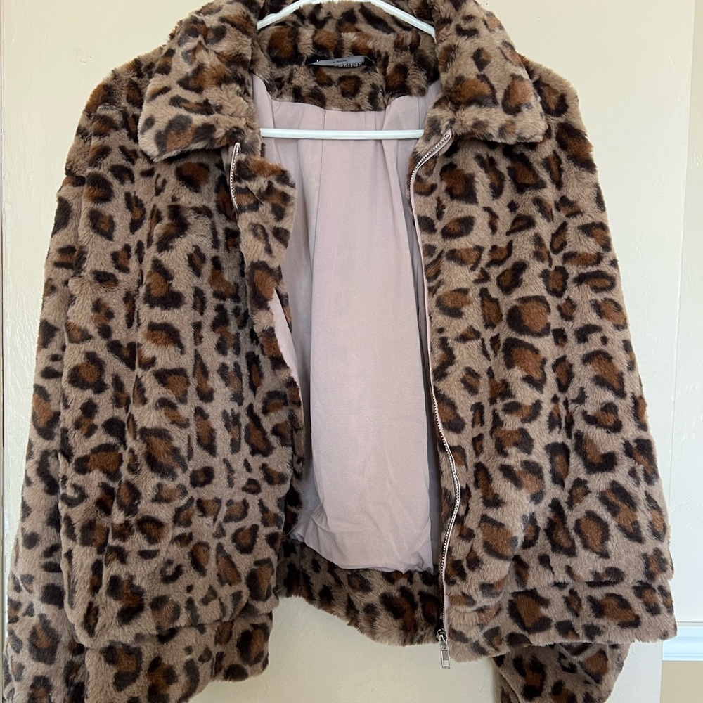 Kittenish super cute animal print jacket. Fits like a medium but is a women’s XS